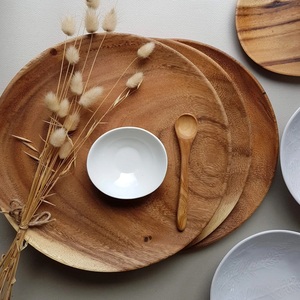Vaisselle durable, bols ronds élégants, design moderne personnalisable, plateau en bois d'acacia en forme de cœur pour les fêtes - Product Image 1