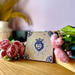 Azulejos de <span class=keywords><strong>Cerámica</strong></span> Azul Estilo Portugués Hechos a Mano, Diseño Único Retro en Forma de Corazón, Decoración Rústica para Interiores - Product Image 2