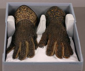 ชุดเกราะโลหะแบบโซ่ตาข่ายขัดเงาสำหรับจัดแสดง ผลิตโดย OEM ให้ความเงางามสะดุดตาและมีเสน่ห์แบบประวัติศาสตร์ - Product Image 6