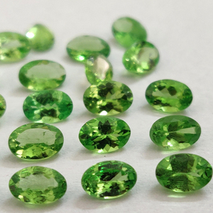 Pierres naturelles en grenat vert à facettes, ouvertes, de 3x5mm et 4x6mm - Product Image 1