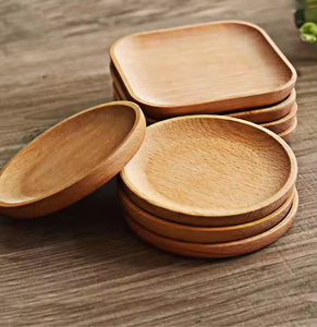 Assiette en bois naturelle faite à la main, assiette carrée en bois pour la cuisine par Crescent Crafts - Product Image 1