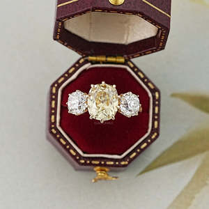 Conception de fantaisie audacieuse fantaisie jaune ancienne mine coussin diamant trois pierres bague en diamant cultivé en laboratoire pierre principale bague en or massif 14k - Product Image 5