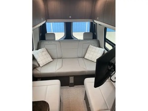 Autocaravana Usada A-i-r-s-t-r-e-a-ms Interstate 24 GT 4x4 Clase B - Diésel, Año 2021, en Venta para Camping y Viajes - Product Image 3