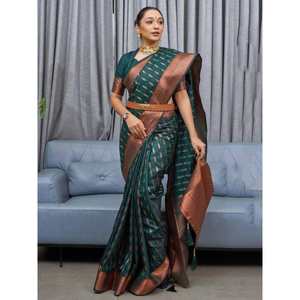 Precioso Sari Verde de Seda Suave Tejida con Blusa, Elegante Ropa de Boda - Product Image 2