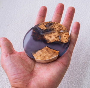 Posavasos de madera de nogal natural hechos a mano, estilo clásico con resina negra, tapetes y almohadillas clásicos exclusivos para bebidas - Product Image 3