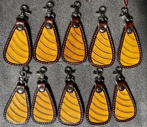 พวงกุญแจหนังวัวแท้สำหรับทุกเพศงานแกะสลักด้วยมือรูปทรงแปลกใหม่และคาราบิเนอร์ - Product Image 5