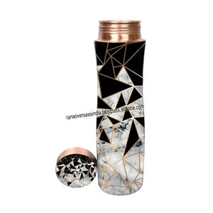 Bouteille d'eau en cuivre de qualité supérieure de conception classique avec des avantages ayurvédiques pour la santé pour l'école de yoga sportive - Product Image 3