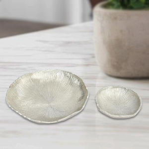 Plateaux en métal Plats de service Plateaux de designer décoratifs de luxe faits à la main Plateau de service décoratif pour la maison personnalisé - Product Image 3