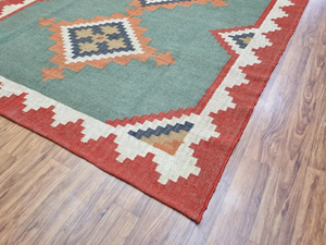 Tapis Kilim en laine de Bohème tissé à la main vert rouge motif abstrait technique tuftée écologique pour le salon - Product Image 2