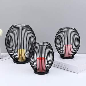 Lanterne en fer de jardin pour l'éclairage nocturne extérieur, créant une ambiance paisible avec une finition métallique décorative - Product Image 1