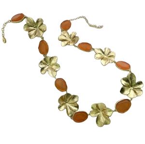 Plaqué or Collier élégant fleur de pierres précieuses Collier en laiton avec chaîne réglable Design minimaliste Bijoux légers - Product Image 1