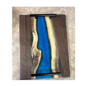 Planche à découper en résine de luxe fabriquée à la main avec des couleurs de marée océanique base en bois durable parfaite pour les repas et la cuisine - Product Image 5