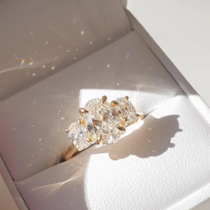 แหวนหมั้นเพชรทรงรี 3 เม็ด น้ำหนัก 3.50 กะรัต ผลิตในห้องปฏิบัติการ ได้รับการรับรองจาก IGI แหวนทริโลจีทรงรี ทำจากทองคำ 14K สีเหลือง - Product Image 1