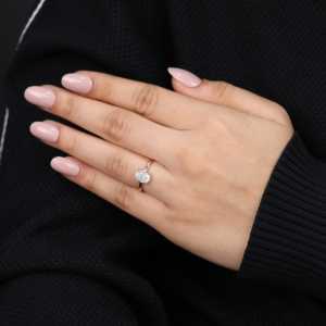 Anillo de Compromiso Solitario con Diamante Cultivado en Laboratorio, Opciones de Plata de Ley/Oro/Platino, Claridad VS1, Diseño Ovalado Elegante - Product Image 1