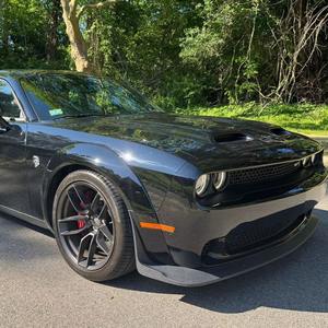 Challenger SRT Hellcat Widebody Jailbreak 2023 de Lujo ~5,600 Millas, Transmisión Manual de 6 Velocidades, Motor Hemi V8 Supercargado de 717 hp - Product Image 1