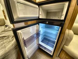 Autocaravana Compacta de Lujo 4x4 – Vehículo Moderno para Viajes por Carretera, Turismo, Camping y Vida Aislada - Product Image 3