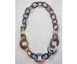 Collar de Lujo Hecho a Mano con Cuerno de Búfalo, Joyería Natural y Sostenible para Mujer, Alta Calidad - Product Image 1