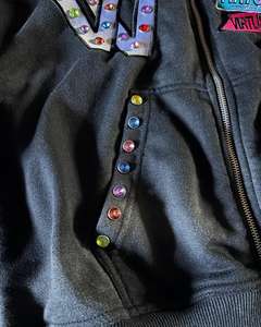 Sudadera con capucha bordada francesa con diamantes de imitación, ropa de calle vintage lavada con ácido y logotipo de diamantes de imitación personalizados - Product Image 3