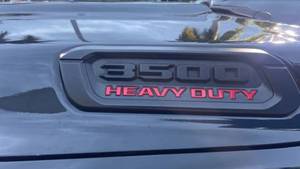 รถแรม 3500 ลิมิเต็ด ปี 2022 เกียร์อัตโนมัติ พวงมาลัยซ้าย ภายในหุ้มหนังสีเข้ม กล้องมองหลัง และยางขนาด R16 - Product Image 3