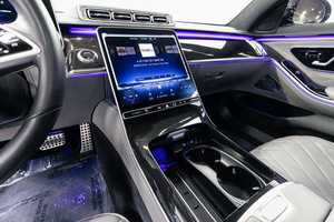 Sedán de Lujo Usado Clase S Negro 2022, Auto Premium de Gasolina para Viajes de Negocios - Product Image 5