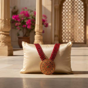 Collar Rani de cuentas de ágata y latón de múltiples hilos con colgante de coral para el festival de bodas hindúes, de la colección Tribal Tales - Product Image 2