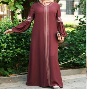 Abaya luxueuse de couleur bronzée ornée d'un lourd bordure de sequins noirs. Disponible à prix de gros. - Product Image 6