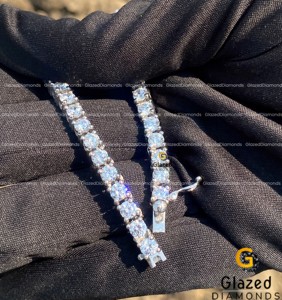 Explore nuestra lujosa última cadena de tenis de Plata de Ley 925 con diamantes de moissanita para mujeres que muestra elegancia con claridad VVS - Product Image 4