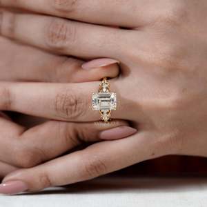 Bague de fiançailles pour femme en diamant taille émeraude vintage certifié IGI avec sertissage à 4 griffes et pierres latérales en filigrane - Product Image 6