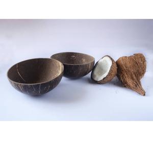 Bols en coquille de noix de coco faits à la main pour servir des salades, des smoothies et des collations - Product Image 1