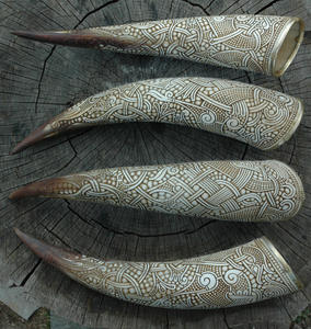 Ensemble de deux supports de tasse sculptés de style antique support de corne à boire pour animaux d'inspiration viking artisanat naturel pour les mariages de décoration intérieure - Product Image 4