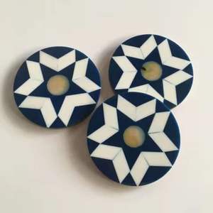 Juego de 4 posavasos redondos de madera de alta calidad de latón AK, posavasos de diseño de forro atractivo para decoración de mesa/utensilios de cocina - Product Image 2