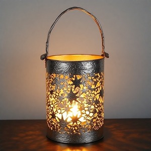 WickWreath Holiday Charm Bougeoir en aluminium moulé Finition enneigée Pièce d'appoint pour tables et manteaux de fête - Product Image 3