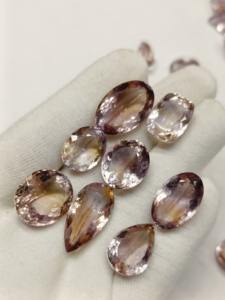 พลอยอะเมทรินธรรมชาติสองสี เมห์ราจูดิน เจมส์ คุณภาพ 100% น้ำหนัก 15-25 กะรัต แบบหลวม ผ่านการรับรองจากผู้ตรวจสอบอิสระ  เคลือบแว็กซ์/น้ำมัน สำหรับทำเครื่องประดับ - Product Image 3