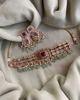 Collier choker Kundan avec boucles d'oreilles, perles vertes rubis, bijoux religieux indiens de mariée, couronne en laiton pour fête