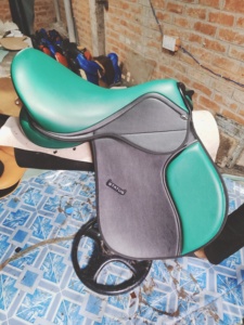 อานม้าหนัง PU พลาสติกผสมไม้ ยี่ห้อ Kaamkaaj รุ่น KKJ05 สำหรับแข่งม้าแบบอังกฤษ พร้อมสายรัดท้องคู่ สำหรับการฝึกซ้อมและการแข่งขันระยะไกล - Product Image 1