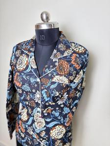 Chemise en coton à imprimé floral pour femme Chemise boutonnée décontractée noire et bleue Design floral foncé - Product Image 3