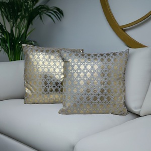 Set di 2 Cuscini Decorativi con Motivo a Diamante Dorato 40x40 cm in Juta con Imbottitura per Uso Interno - Product Image 2