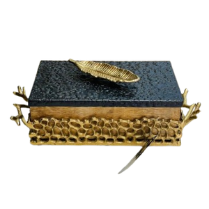 Boîte en bois tendance avec couvercle en métal et plateaux décoratifs pour service de table d'hôtel et de maison et décoration intérieure - Product Image 1