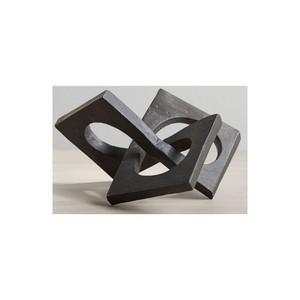 Una simple escultura de metal y aluminio en forma de intersección Su diseño geométrico agrega un toque moderno a su mesa o estante - Product Image 3