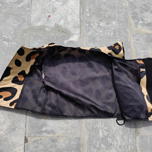 เสื้อกั๊กคอร์ดูรอยพิมพ์ลายเสือดาวสำหรับผู้ชาย ระบายอากาศได้ดี สไตล์ลำลอง เหมาะสำหรับฤดูใบไม้ร่วง ผลิตจากผ้าฝ้ายที่เป็นมิตรกับสิ่งแวดล้อม รับผลิตแบบ OEM - Product Image 4