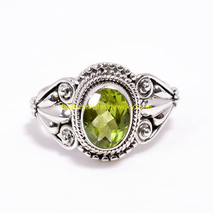 แหวนเงินลายฉลุวินเทจประดับเพอริดอทสีเขียวทำมือ - Product Image 6