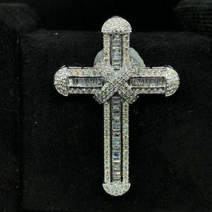 Colgantes cruzados de Baguette de diamantes de 14K, encantadores accesorios de joyería religiosa a la venta - Product Image 2