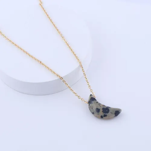 Pendentif minimaliste en phase de lune en jaspe dalmatien véritable plaqué or jaune collier céleste à chaîne aiguille réglable fabriqué à la main