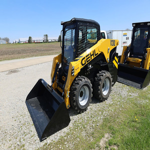 Chargeuse compacte sur pneus Gehl V230 jaune, moteur diesel, composants essentiels du moteur - Product Image 1