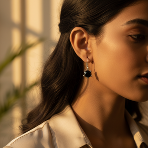 Boucles d'oreilles en argent 925 avec onyx noir, bijoux classiques religieux en pierres précieuses avec sertissage en bélière pour femmes, pour mariage, anniversaire, fête - Product Image 1