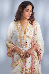 Ensemble haut, pantalon et dupatta pour soirée de créateur, tenue traditionnelle, entièrement cousu, tissu en faux georgette avec broderie - Product Image 5