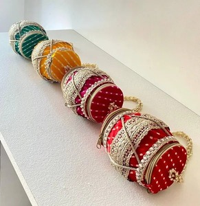 Diseñador Dholak Apertura de doble cara Sling Potli Bolsas Favores DE BODA Regalos de damas de honor para Haldi Mehendi Día de San Valentín Diwali - Product Image 1