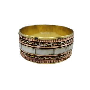 Brazalete de latón y cobre hecho a mano con incrustaciones de nácar para colecciones de joyería Bohemia, étnica y de moda - Product Image 1