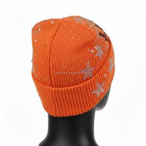Gorro de punto para mujer, tejido acrílico suave, color naranja, logotipo personalizado tejido con diseño de diamantes de imitación brillantes, gorro jacquard. - Product Image 4