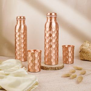 Botella de cobre de diamante puro Premium 100% hecha a mano en juego de vidrio de la India para bebidas frías y calientes Suministro a granel de comedor personalizable - Product Image 2